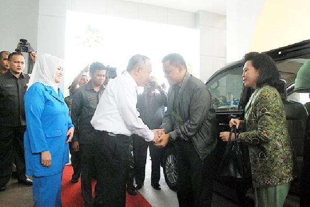 Plt Gubri beserta Isteri didampingi Forkopinda jemput kedatangan Kepala Staf Angkatan Darat di Vip Lancang Kuning