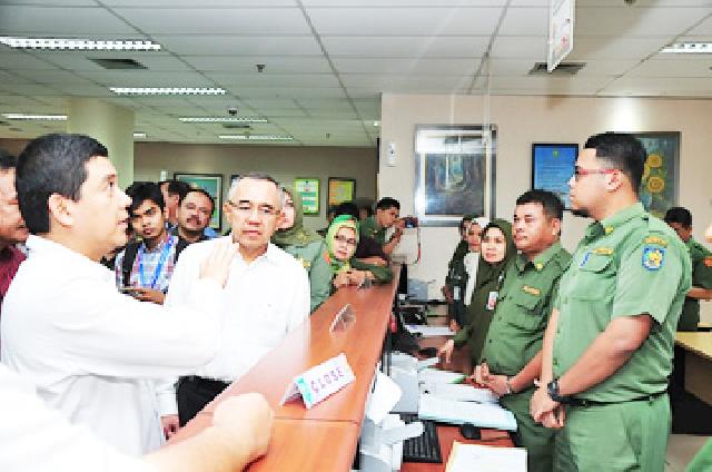 Plt Gubri, Sekda Prov Riau Dampingi Menteri Pendayagunaan Aparatur Negara dan Reformasi Birokrasi RI tinjau BP2T. foto : humas