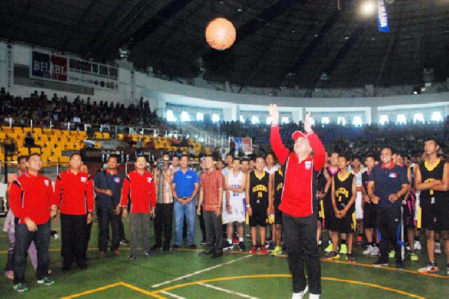 Plt gubri membuka acara berita harian basketball di gelanggang remaja. foto : humas