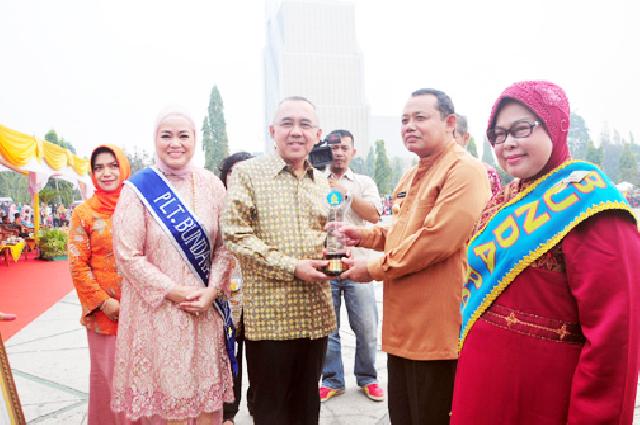 Plt Gubri H Arsyadjuliandi Rachman didampingi Plt Bunda Paud Prov Riau Hj Sisilita Arsyadjuliandi menyerahkan trophy dan hadiah kepada Kab Kota dan Paud yang berprestasi di halaman Kantor Gubernur Riau. foto : humas