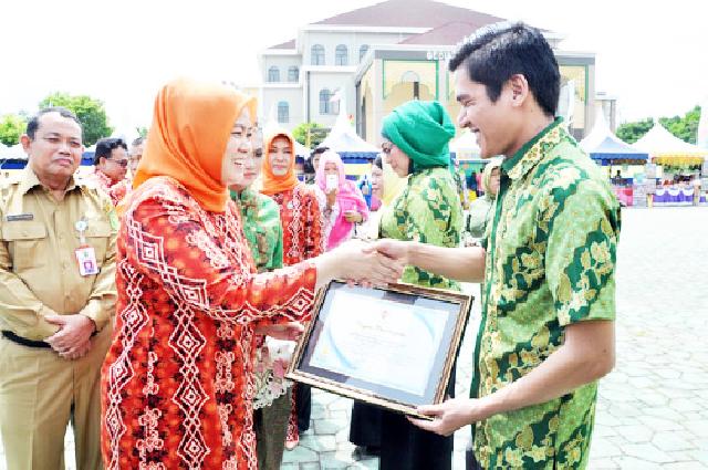 Plt Ketua TP PKK Provinsi Riau serahkan piagam dan piala pada Peringatan Hari keluarga nasional ke-22 tahun 2015 di bengkalis. foto : humas