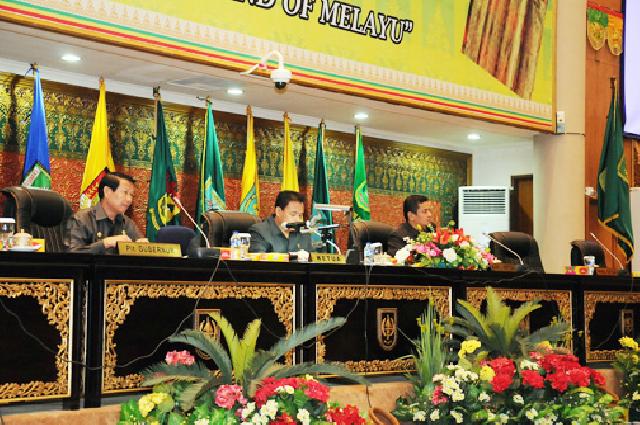 Sekda Prov Riau Hadiri Rapat Paripurna Dewan dalam Rangka Penyampaian Draff Terhadap Ranperda Tentang Pelestarian Pengembangan Budaya Melayu dan Kaearifan Lokal. foto: humas