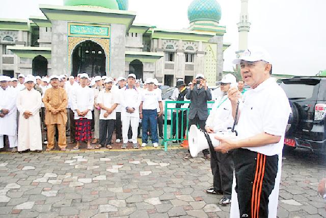 Plt Gubri Hadir sekaligus lepas Jalan Santai dengan Tema Solidalitas Riau Bertauhid di halaman Masjid Agung Annur. Foto : humas