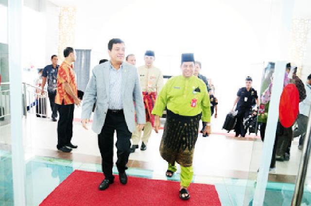 Asisten I Setda Provinsi Riau jemput Kedatangan DPR RI Komisi XI dan Rombongan dengan Tim Pengendali Inflasi Provinsi Riau. foto : humas