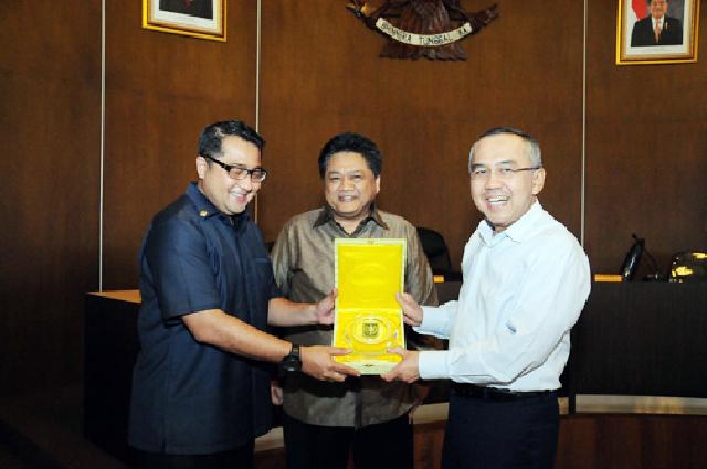 Plt Gubri memberikan cenderamata kepada Anggota Komisi X saat pertemuan Pemprov Riau dengan Komisi X DPR RI di Menara lancang kuning. foto : humas