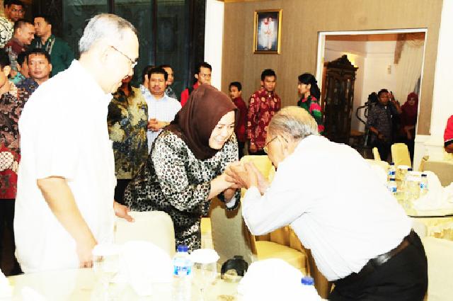 Plt Gubri beserta Isteri Terima Kanjeng Gusti Pangeran Adipati Aryo (KGPAA) Paku Alam IX di Kediaman