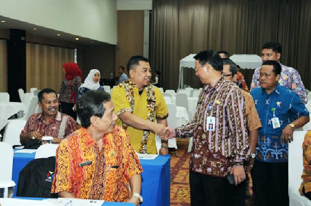 Sekda Provinsi Riau bersalaman saat membuka Fasilitasi Pembinaan Analisis Beban Kerja, Peta Jabatan, Formasi Jabatan dan Proyeksi kebutuhan Pegawai Anggaran 2015 di H Furaya. foto : humas