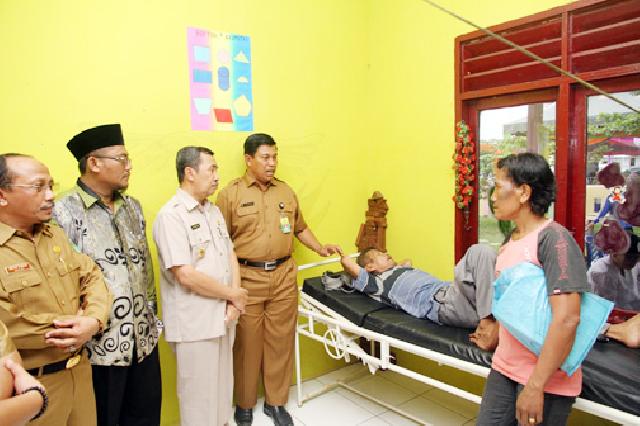 Bupati Siak Drs H Syamsuar MSi tinjau pasien di rumah sakit Umum Siak. foto : humas