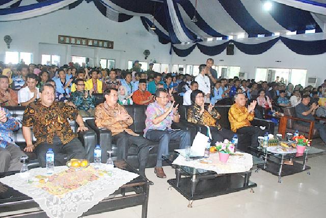 Plt Gubri Hadiri Seminar Nasional Solusi Tuntas Kabut Asap dan KARHUTLA di Riau di Universitas Riau. foto : humas