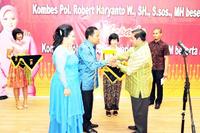 Asisten I Setda Prov Riau wakili Plt Gubri hadiri Pisah Sambut Kapolres Kota Pekanbaru di H Grand Central. foto : humas