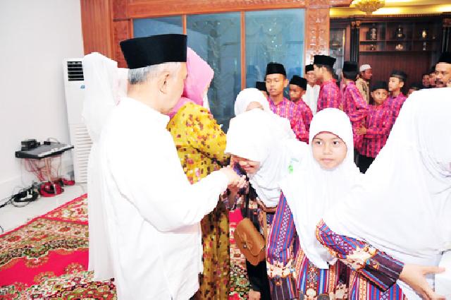 Plt Gubri beserta Isteri saat menyantuni anak yatim dalam rangka Syukuran Menyambut Bulan Suci Ramadhan di kediaman