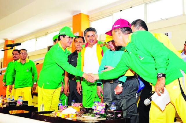 Sekda Prov Riau berjabat tangan dengan Jajaran yang pada Pembukaan Ajang Kopetisi Seni dan Olahraga Madrasah Prov Riau Tahun 2015 di GOR Tribuana. foto : humas