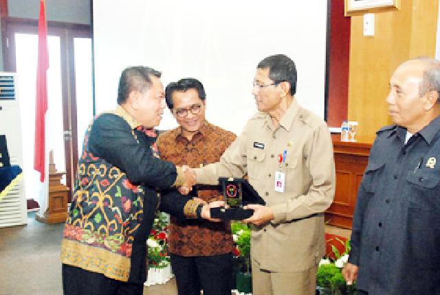 Asisten I Setda Prov Riau hadiri Rapat Koordinasi Antar Aparat Penegak Hukum Dalam Penanganan Perkara Tindak Pidana Terorisme di Ruang Melati Kantor Gubernur. Foto : Humas