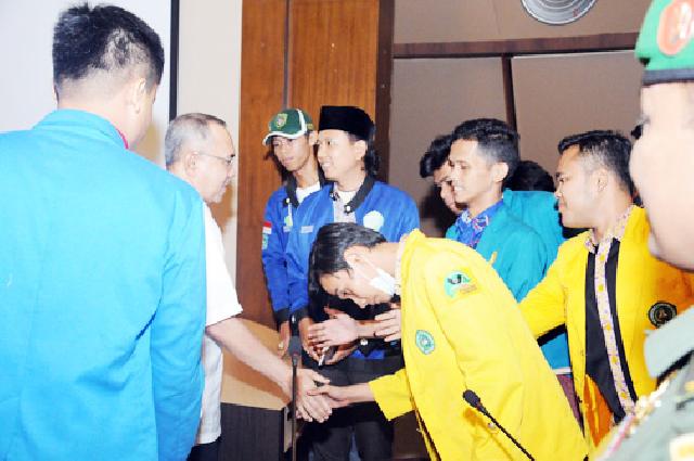 Pertemuan Plt Gubri dengan Mahasiswa tentang KARLAHUT di Prov Riau di Auditorium  Menara Lancang Kuning. foto : humas