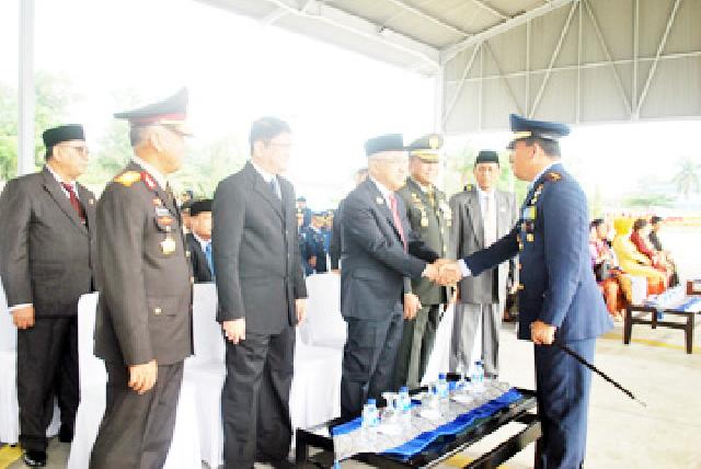 Plt Gubri Hadiri Peringatan HUT Ke 69 TNI Angkatan Udara 9 April 1946-9 April 2015 di Lanud Roesmin Nurjadin. foto : humas
