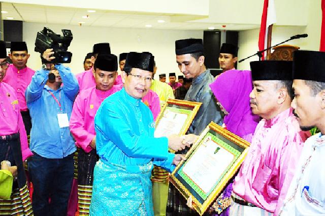 Sekda Prov Riau Serahkan Piagam Penghargaan Gemilang Award. foto : humas