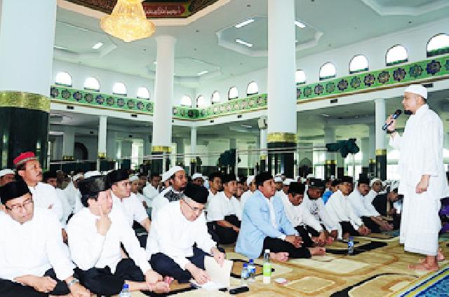 Plt Gubri didampingi sekda Prov dan Forkopinda hadiri Tabligh Akbar bersama Ustad H Arifin Ilham dan Pelantikan DPW BKPRMI Prov Riau di Masjid Agung Annur,
