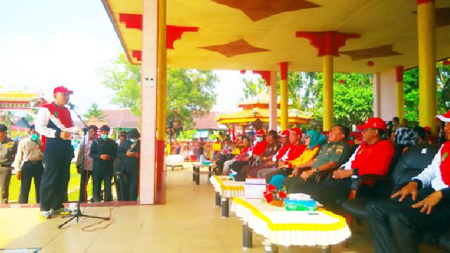 Plt Gubernur Riau H. Arsyadjuliandi Rachman memberikan kata sambutan pada acara even wisata bakar tongkang di Bagan siapiapi kab Rokan Hilir. foto : humas