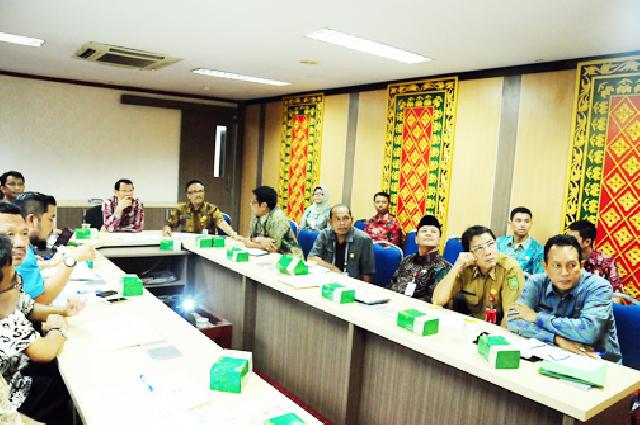 Sekda Prov Riau Pimpin Rapat Pengendalian Pelaksanaan Kegiatan APBD APBN Tahun 2015 di Lingkungan Setda Prov Riau di LPSE Kantor Gubernur. foto : humas