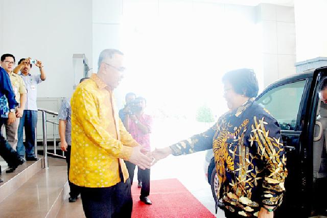Plt Gubri Menyambut Kedatangan Menhut LH dalam Rangka Kunkernya di Prov Riau. foto : humas