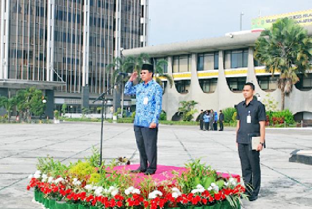 Sekda Prov Riau Pembina  Upacara Peringatan HUT OTDA ke-17 tahun 2015 di Halaman Kantor Gubernur. foto: humas