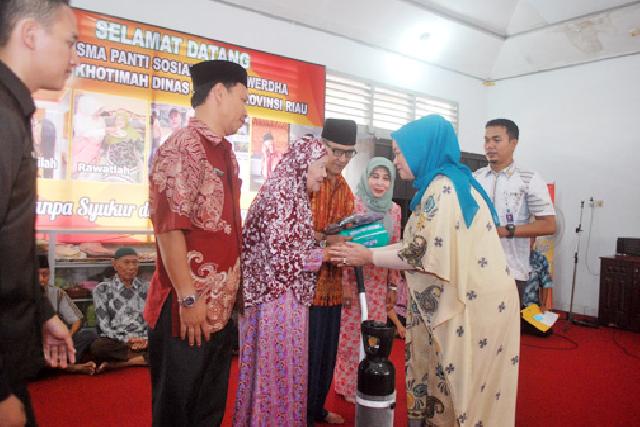 Plt Ketua TP PKK Prov Riau didampingi Isteri-isteri Pejabat Pratama Prov Riau serahkan bantuian kepada pasien Panti Jompo Marpoyan Damai. foto : humas