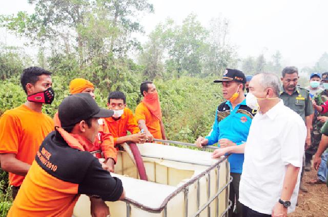 Plt Gubri memberikan pengarahan kepada petugas pemadam saat Tinjau KARLAHUT di Rimbo Panjang Kab Kampar. foto : humas
