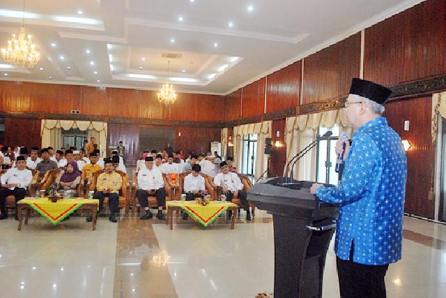 Plt Gubri beri sambutan saat Pelepasan CJH PNS-Anggota KORPRI Dilingkungan Pemprov Riau tahun 2015 di Balai serindit Gedung Daerah. foto : humas