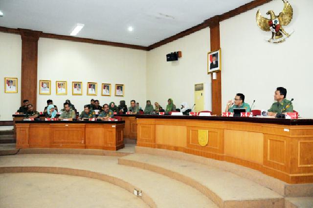 Asisten II Setda Prov Riau H. Masperi didampingi Kepala BAPPEDA pimpin Rapat Evaluasi APBD APBN Prov Riau 2015 di ruang kenanga. Foto humas