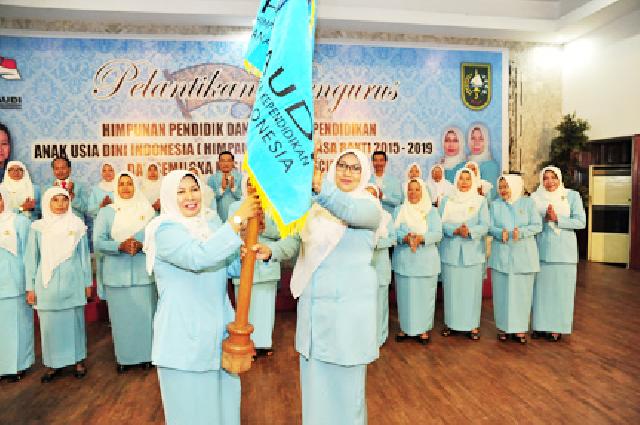 Plt Gubri diwakili Kadis Diknas Hadiri Pelantikan Pengurus HIMPAUDI Riau 2015-2019 di Balai Serindit Gedung Daerah. Foto : humas