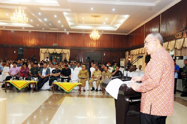 Plt Gubri didampingi Forkopinda beri sambutan saat memimpin Rakor Penanganan Asap Akibat KARLAHUT yang dihadiri Bupati Walikota Se Prov Riau di Balai Serindit Gedung Daerah. Foto : humas