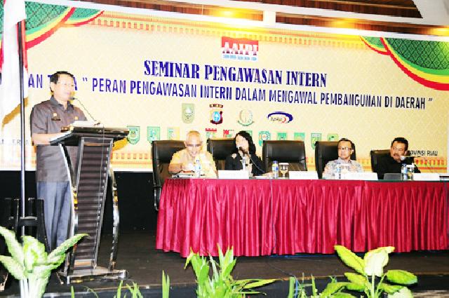 Sekda Provinsi Riau membuka secara resmi seminar Pengawasan Intern Dengan Tema  