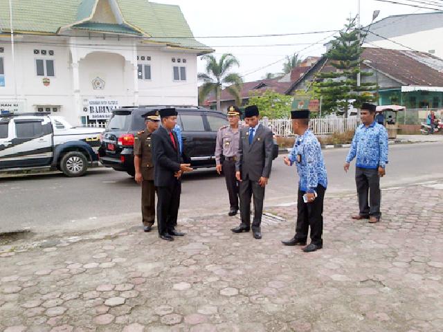 Wakil Bupati Rohil Erianda dan ketua DPRD pada saat memasuki taman makam pahlawan. foto : Andi