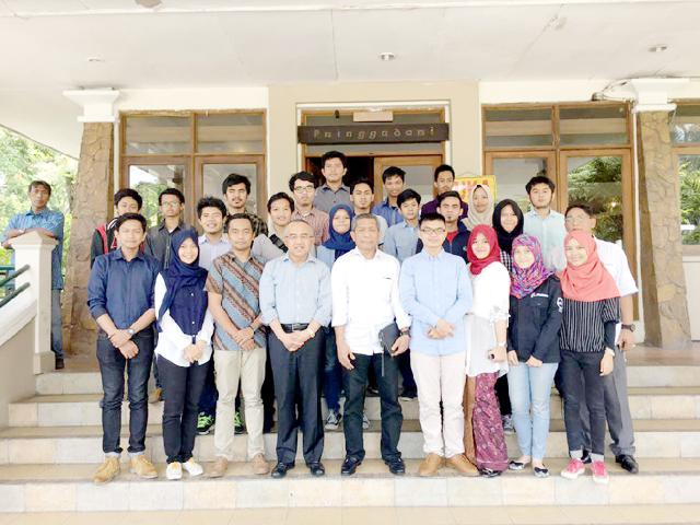 Plt. Gubri H ARsyadjuliandi Rachman foto bersama saat menemui Mahasiswa Asal Prov Riau di surabaya Jawa Timur. (foto : humas)