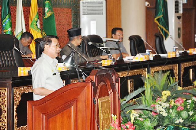 Sekda Prov Riau hadiri Paripurna DPRD Prov Riau. foto : humas