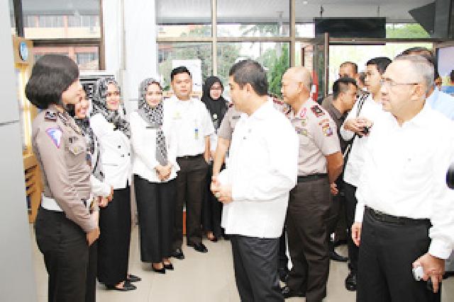 Plt Gubri, Kapolda Riau, Plt. Kadispenda dampingi Menpan RB saat kunjungi Samsat kota jl Gajah Mada. foto : humas
