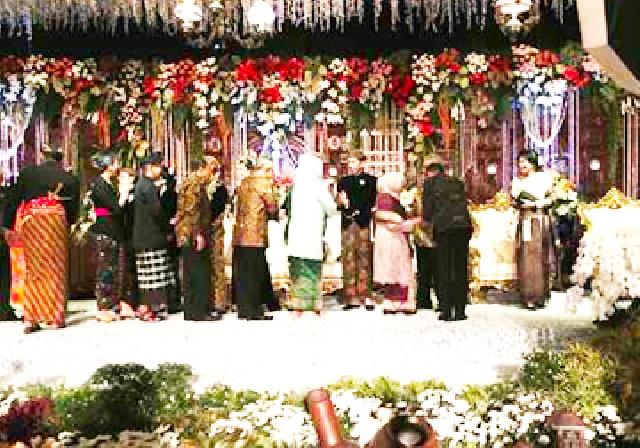 Plt Gubri beserta Isteri menghadiri resepsi pernikahan putra Presiden Jokowi di Solo. foto : humas