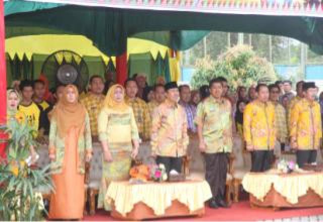 Bupati Siak Drs H Syamsuar Msi Menyanyikan lagu kebangsaan Indonesia pada saat Jambore Perpustakaan kampung