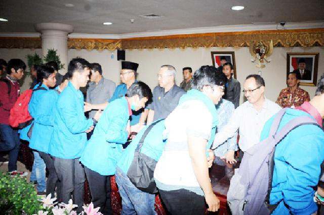 Plt Gubri didampingi Ketua DPRD Riau terima demo mahasiswa di DPRD Provinsi Riau. Foto : Humas
